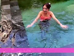 巴厘岛早晨泳池游泳，景色迷人