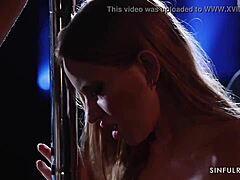 阴影密室里，戴面具的熟女们穿着内衣，释放粗暴感官群交，AV明星加入狂欢