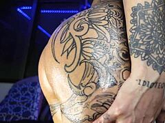 纹身拉丁妹油光大屁股狂奔摇晃