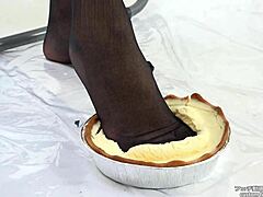 哇，这柔软亚洲美脚指奸的狂野恋足玩法超刺激！