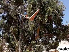 那些可爱坏女孩在户外裸体荡秋千