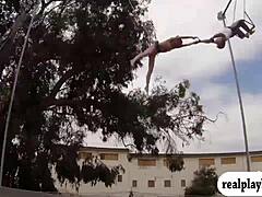 那些可爱坏女孩在户外裸体荡秋千