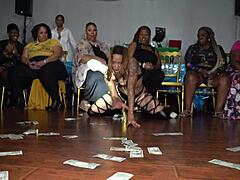 这猛男和女汉子户外后入群交必看