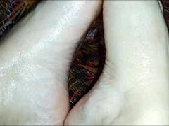 She pours oil on her feet for jerk off instructions.