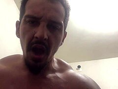 你用舌头让Fernanda Chocolate在你嘴里射精，那个火辣黑人巴西业余者？