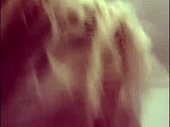 大胸少女红指甲吸大奶