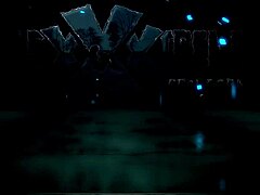 Sexy latina espia y folla a su hermanastro