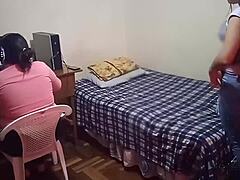 la chica gamer no me deja jugar y como castigo la termino follando antes que nos descubran casi nos pilla pero fue muy rico