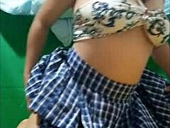 拉丁妹四肢着地，展示被粗大Moreno钻破的小穴！