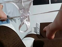 Um cheiro de buceta com porra que escore pela perna safada masturbando no sof� molhadinha