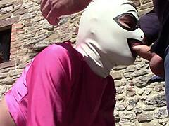 看劳拉穿高跟鞋粉色装扮户外深喉吸吮！她吞下巨屌射嘴里和脸上！