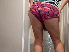 Crossdressing in bra and panties, masturbating to cum 😘