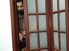 Lembrei Quando Meu Amigo Gozou na Empregada Sexy no Dormitório