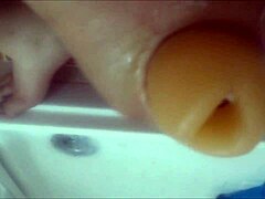 胖家伙在浴缸中享受热腾腾手淫乐趣