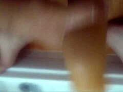 胖家伙在浴缸中享受热腾腾手淫乐趣