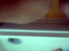 胖家伙在浴缸中享受热腾腾手淫乐趣