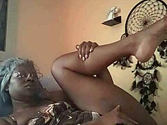 Nae fingers ebony pussy in bed