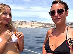 Chloé Et Pam Profitent D'une Journée En Mer