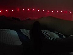 Video viral: hermanastra sneaks into the room for action