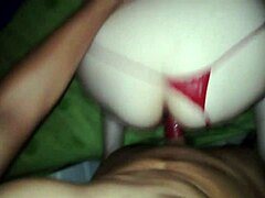 Colorada cachonda recibiendo pinga morena