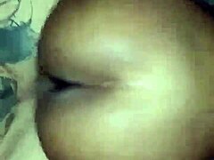 morena con grande culo le gusta ser follada en el piso