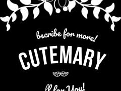 裸体美女棕发女孩炫耀她的新美甲