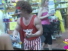 荡妇街头闪奶幻想节派对公共裸露