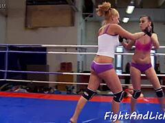 大屁股欧洲女同摔跤后被深指