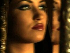 嘿，看这色情棕发MILF跳舞挑逗！