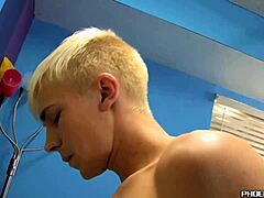 Hot stud SCREWS blond twink's ass while jerking off 😜