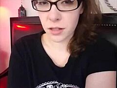 哇，可爱书呆子在内裤里猛自慰发色情短信！