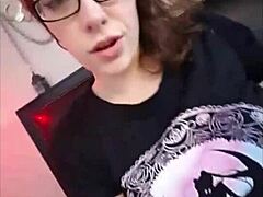 哇，可爱书呆子在内裤里猛自慰发色情短信！