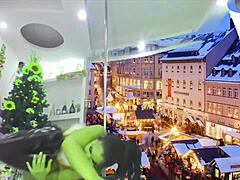 i am grinch hot folla in split and dance on pole