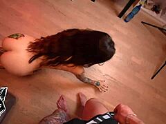 Mari Galore和继兄在湿逼中第一次性交