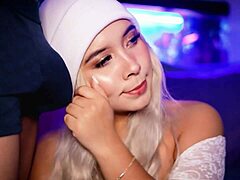 女大学生隔着短裤吸鸡巴