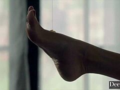 Mistress Eliza indulges submissive's foot fetish 😘