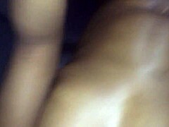 黑妞在后座得到面部射精