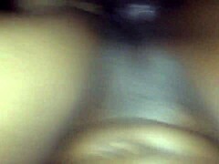 黑妞在后座得到面部射精