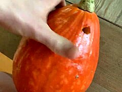 哇哦，那个南瓜操者很狂野，用怪物鸡巴插入和玩具！🎃🍆