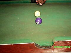 赌注！这个漂亮女孩会在公共酒吧台球游戏中输掉屁股吗？