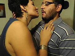 痴女妻子 第3章 第2部分，我爱他如何在柜台上猛插我的屁股，然后我舔干净！