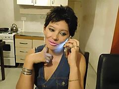 痴女妻子 第3章 第2部分，我爱他如何在柜台上猛插我的屁股，然后我舔干净！