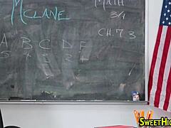 大学生妹高清自摸手指扣穴探索身体