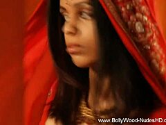 印度熟女与朋友分享裸体的舒适