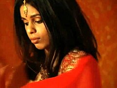 印度熟女与朋友分享裸体的舒适