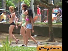 巴西大屁股业余妹子里约公共派对狂秀