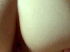 用女上位操女友，评论并让她知道