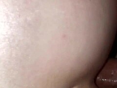 Pinto grosso e no cuzinho da esposa com gemidos e enfiando até o fundo no cuzinho lisinho.