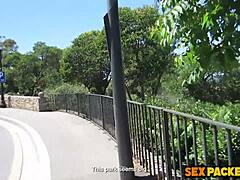 骚金发妹子乐意在公园户外骑大屌