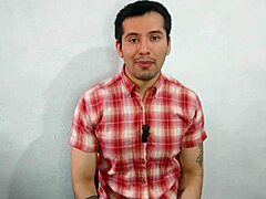 supervisor casado de la maquiladora penetra a pelo a su empleado en los ba�os en el turno nocturno relato sexual